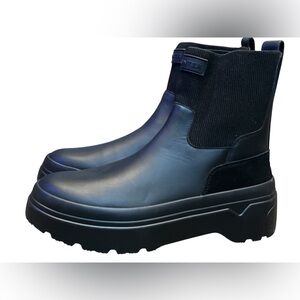 Hunter Women's Sleek Black Boots